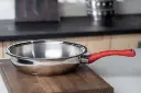 Tigan me dorezë të kuqe - Diametër 24 cm.