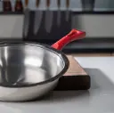 Tigan me dorezë të kuqe - Diametër 24 cm.